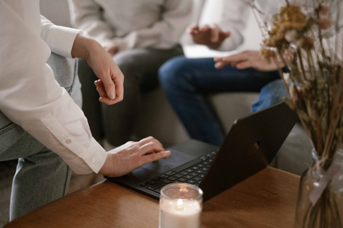 Femme entrepreneuse travaillant sur son activité avec clarté et structure