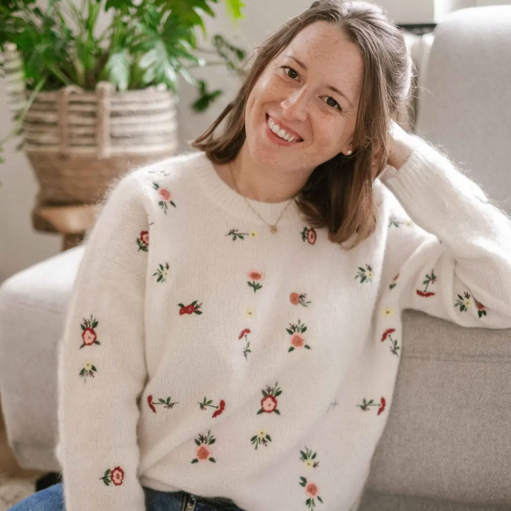 Femme souriante qui est coach finances