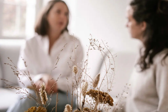 Deux femmes discutant ensemble
