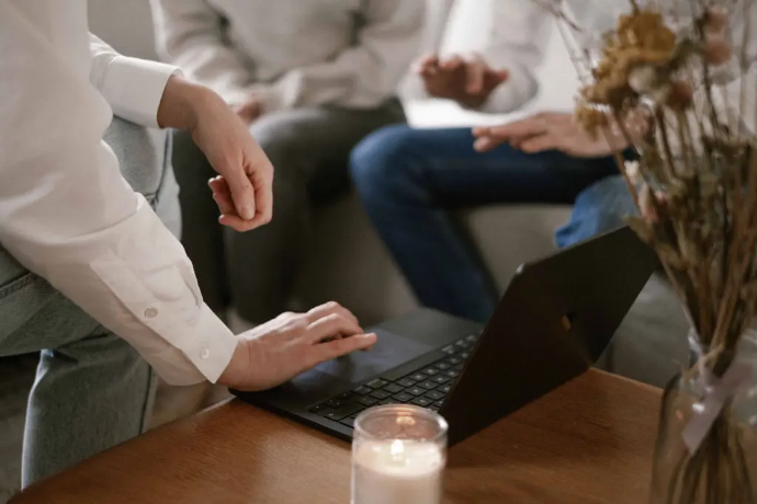 Femme expliquant à un couple son fichier sur les finances personnelles