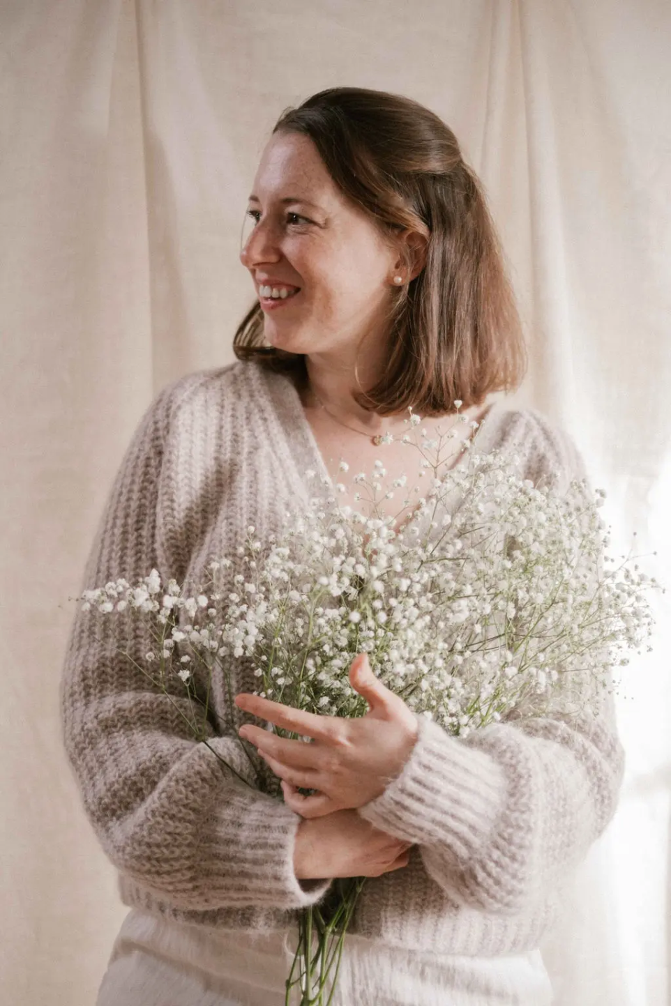Femme avec un bouquet de fleurs