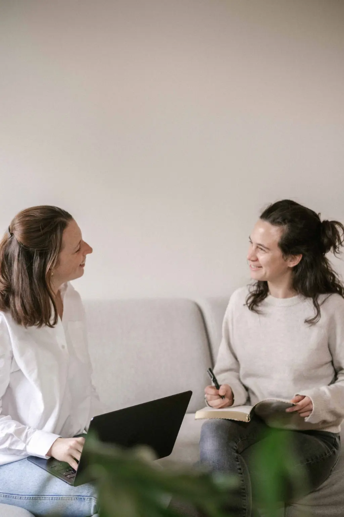 Femmes qui échangent entre elles