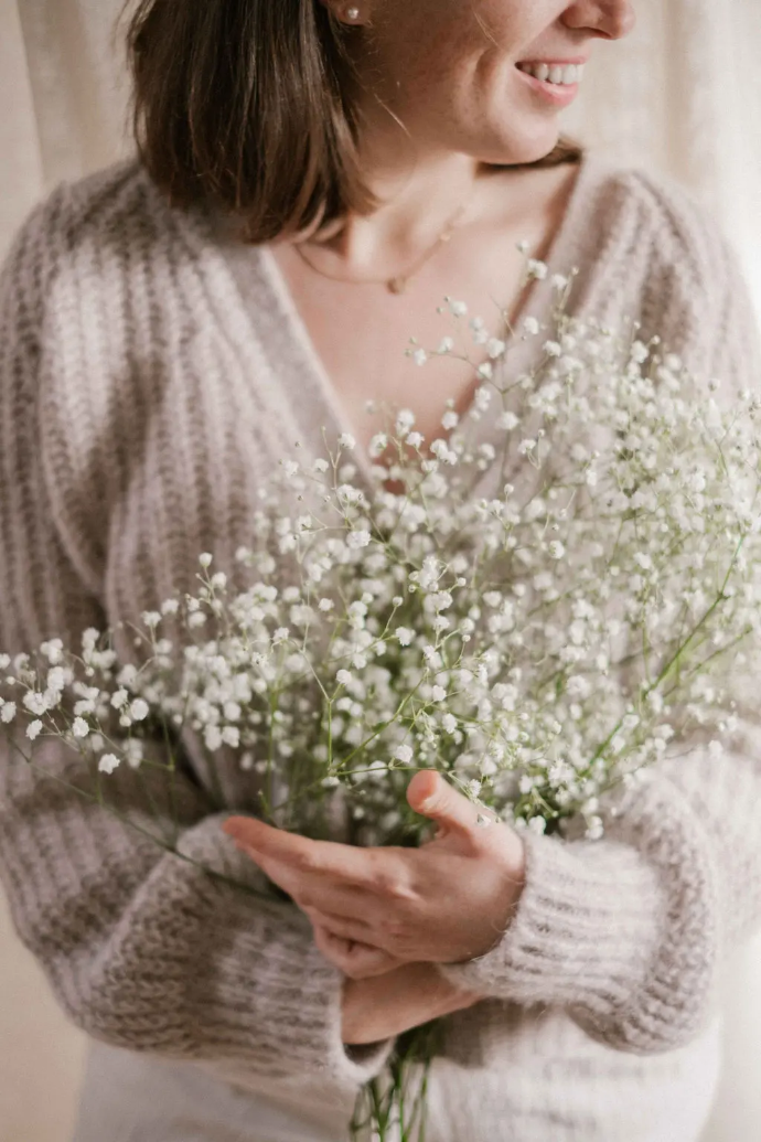 Femme tenant un bouquet de fleurs